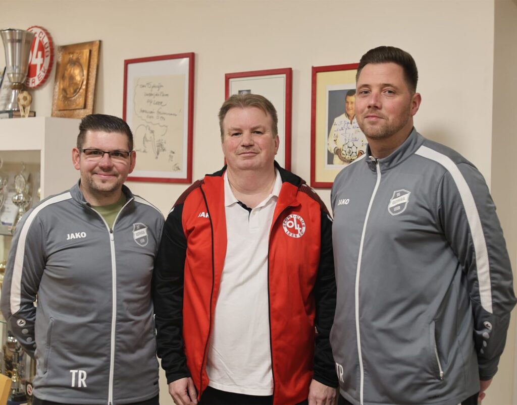 Von links nach rechts stehen Trainer Eike Boekhoff, 1. Vorsitzender Thomas de Vries & Trainer Timo Kampling