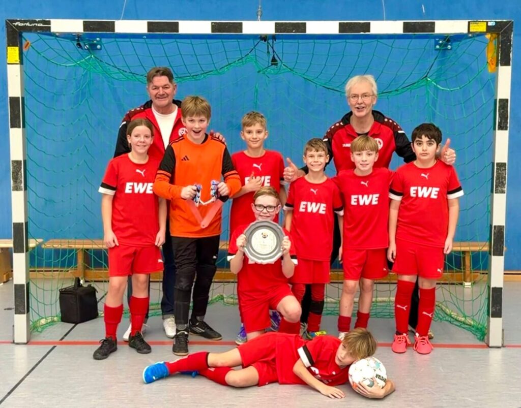Mannschaftsfoto E1-Junioren mit Hallenkreismeister-Siegerschale