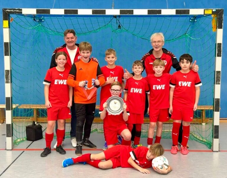 Mannschaftsfoto E1-Junioren mit Hallenkreismeister-Siegerschale